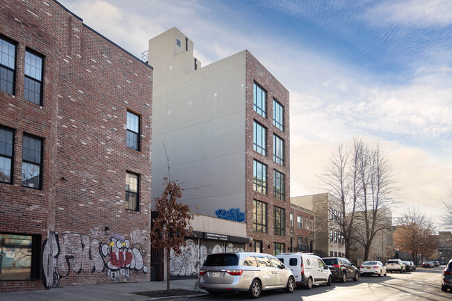 40 Schaefer St in Brooklyn, NY - Foto de edificio - Building Photo