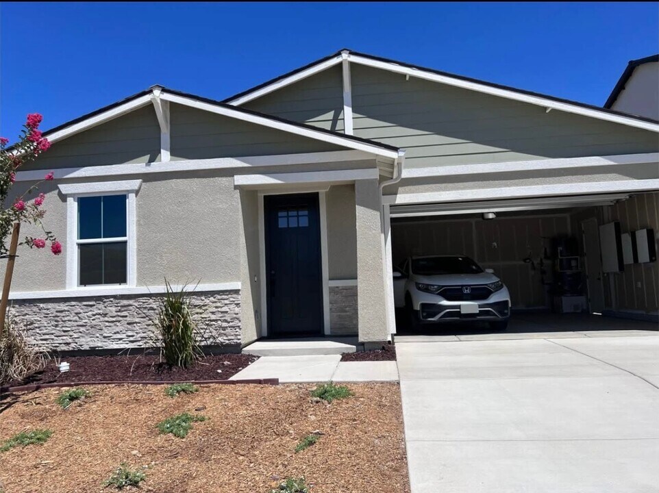 402 Broadstone Ct in Los Banos, CA - Building Photo