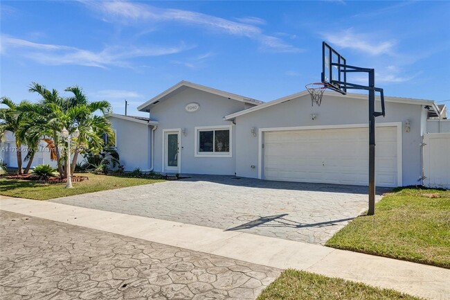 9240 SW 54th St in Cooper City, FL - Building Photo - Building Photo