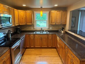 64 Houston Ave in Narragansett, RI - Foto de edificio - Building Photo