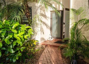 4957 NW 93rd Doral Pl in Doral, FL - Building Photo - Building Photo