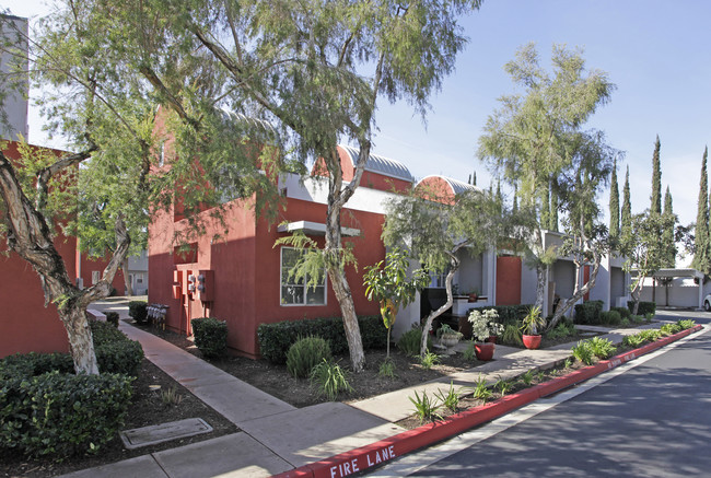 Daybreak in Escondido, CA - Foto de edificio - Building Photo