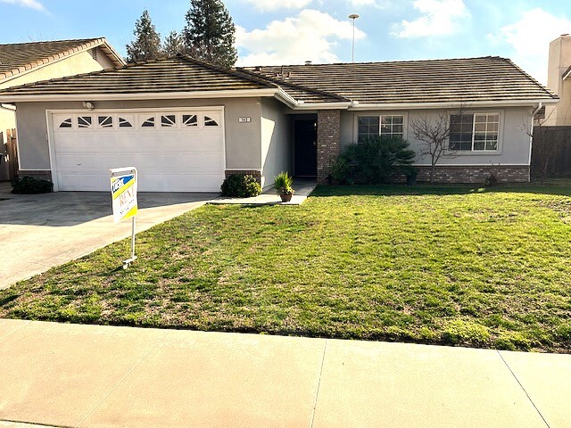 142 Meadow Ln in Kingsburg, CA - Building Photo