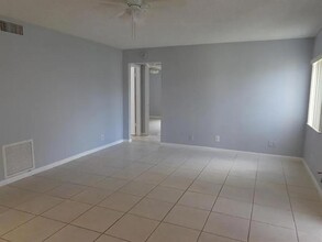 3560 Pine Needle Dr in Greenacres, FL - Building Photo - Building Photo