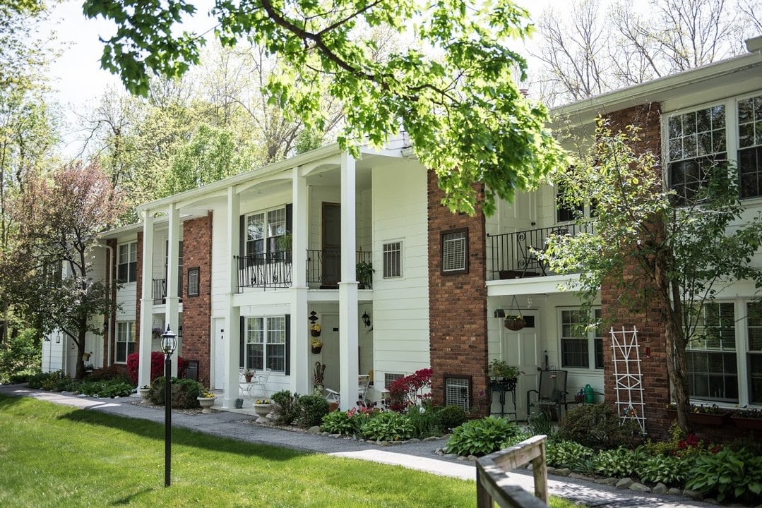 Lamplight Village Apartments in Monroe, NY - Foto de edificio