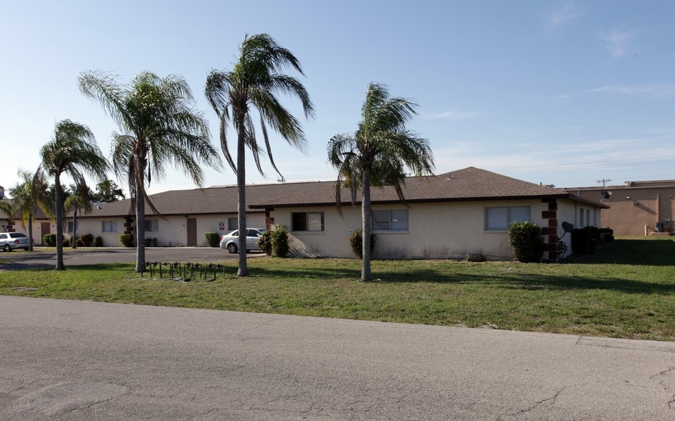 Curtiss Apartments in Miami Springs, FL - Foto de edificio