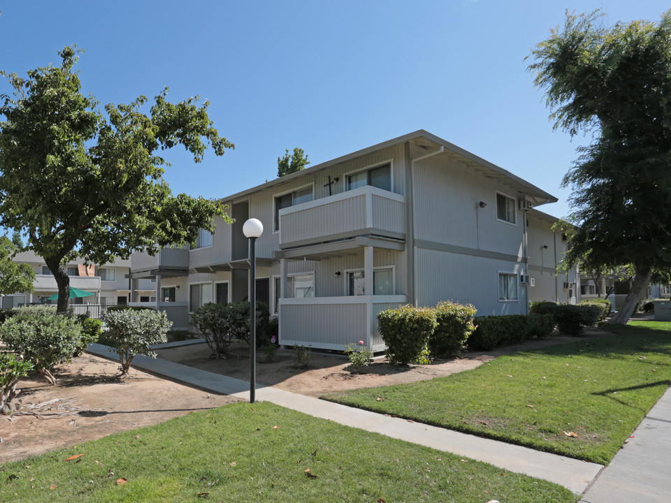 Alamos Gardens in Clovis, CA - Building Photo