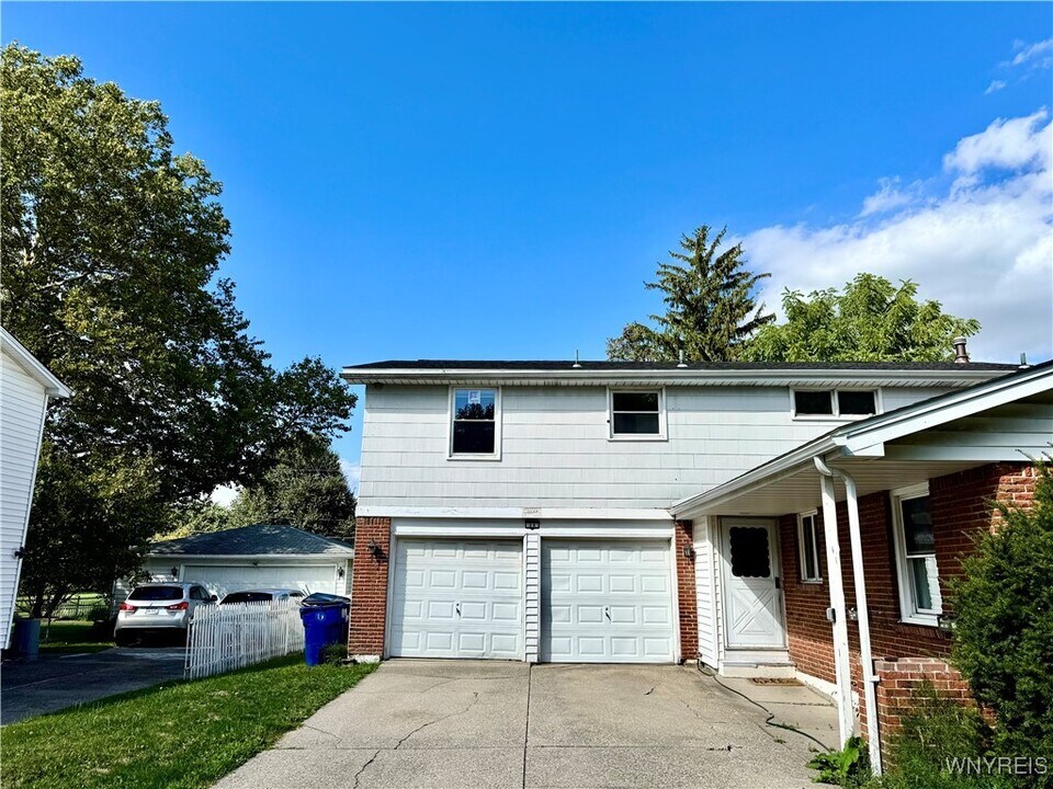 28 Ayrault Dr in Buffalo, NY - Building Photo