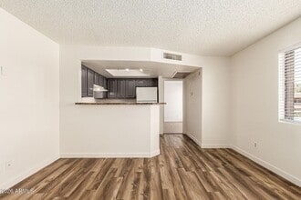 3601 W Tierra Buena Ln, Unit 247 in Phoenix, AZ - Foto de edificio - Building Photo