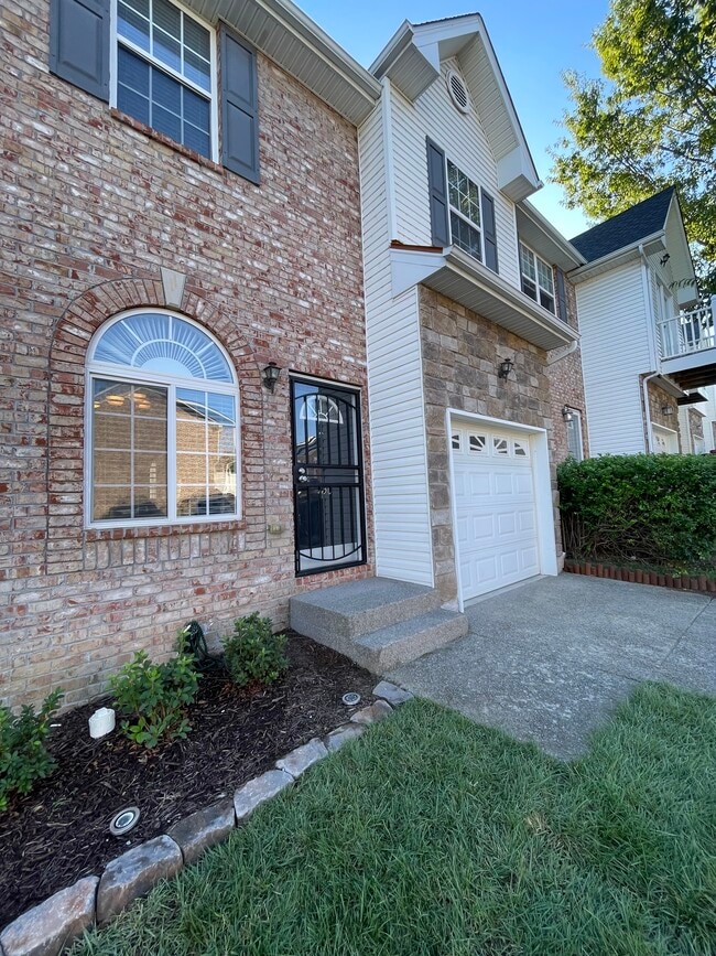730 Spence Enclave Ln in Nashville, TN - Foto de edificio - Building Photo