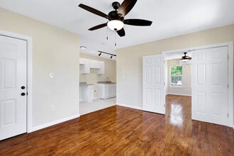 834 W Russell Pl, Unit 1 in San Antonio, TX - Building Photo - Building Photo