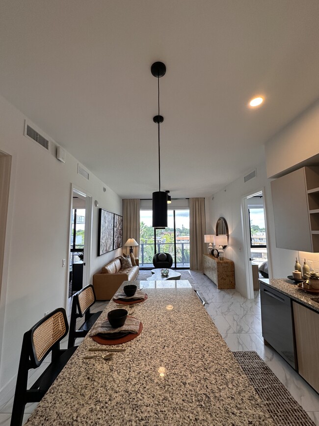 2315 NE 171st St, Unit B12 in North Miami Beach, FL - Building Photo - Building Photo