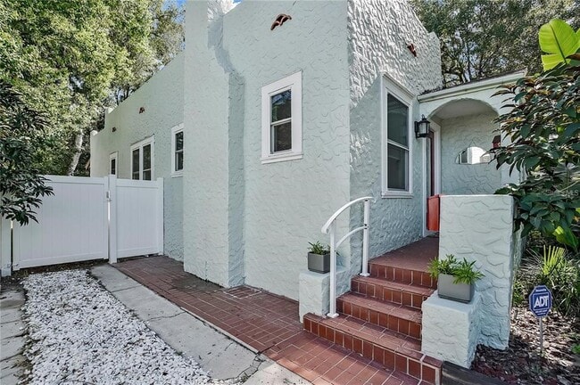 property at 907 W Woodlawn Ave