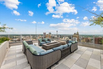 300 Main in San Antonio, TX - Foto de edificio - Building Photo