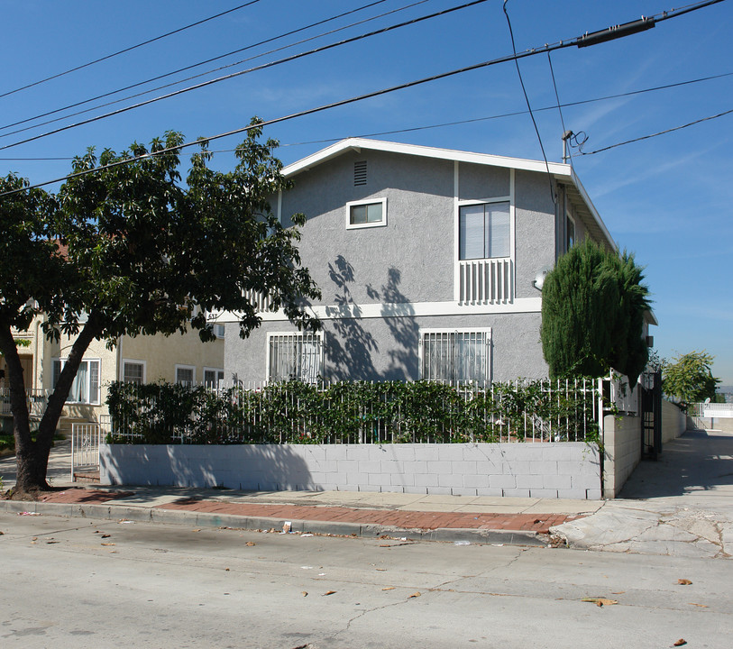 637 Tularosa Dr in Los Angeles, CA - Foto de edificio