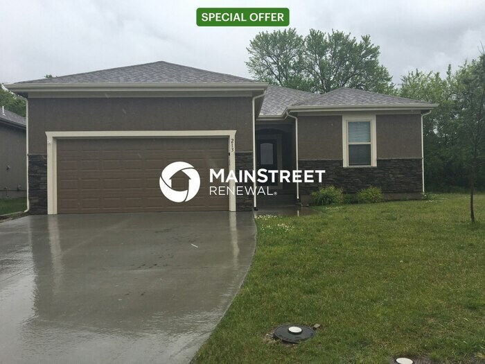 213 NE Kim Ct in Grain Valley, MO - Building Photo