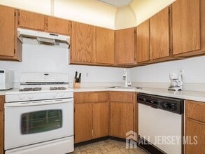 395 Lancaster Ct in Piscataway, NJ - Building Photo - Building Photo