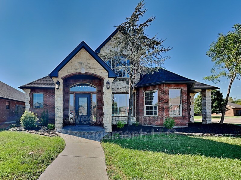 2008 SE 9th St in Moore, OK - Building Photo