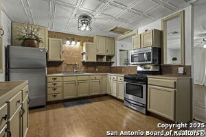 18218 Scenic Loop Rd in Helotes, TX - Building Photo - Building Photo