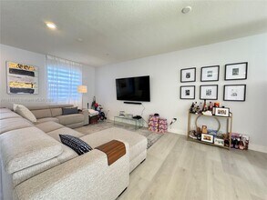 10413 NW 82nd St in Doral, FL - Foto de edificio - Building Photo