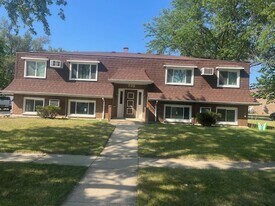 798 Pleasant Dr, Unit 1 in South Elgin, IL - Building Photo