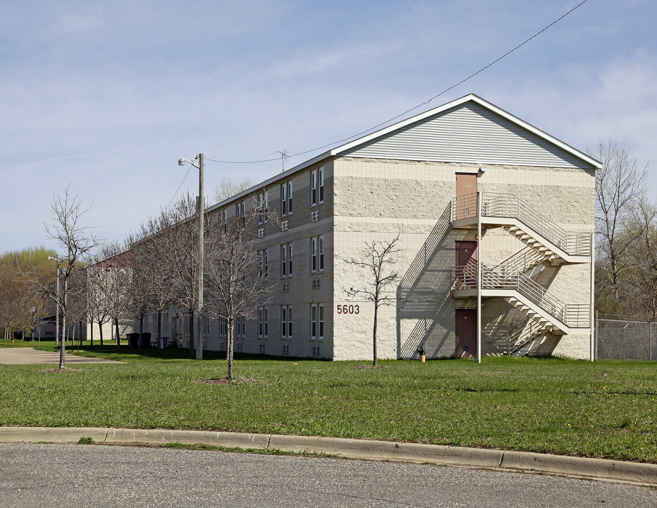 Valleyfair Commons in Shakopee, MN - Building Photo