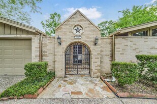 5147 Beechnut St in Houston, TX - Building Photo