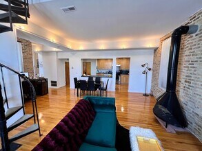 2129 N Southport Ave, Unit 2 in Chicago, IL - Building Photo - Building Photo