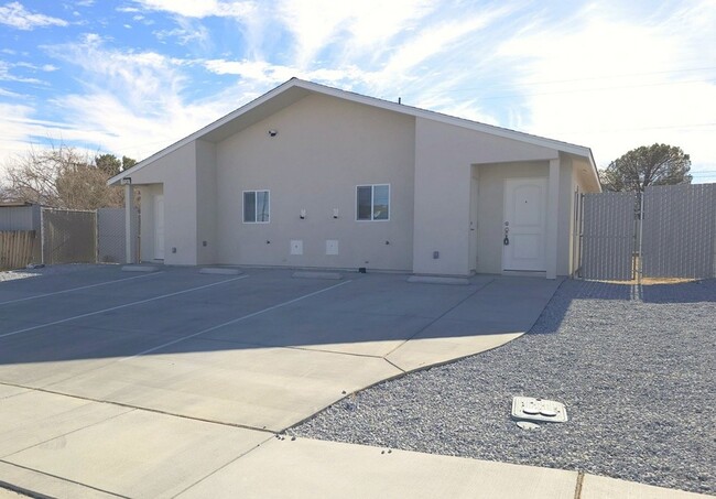 1201 W Mariposa Ave in Ridgecrest, CA - Foto de edificio - Building Photo