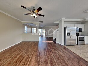 8157 Canterbury Lake Blvd in Tampa, FL - Foto de edificio - Building Photo