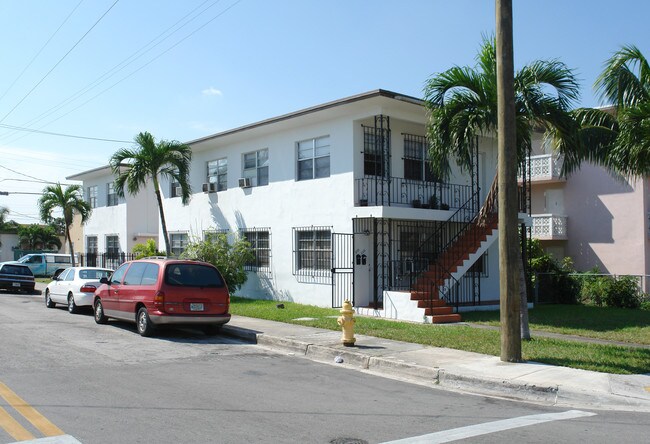 2102 SW 1st St in Miami, FL - Foto de edificio - Building Photo