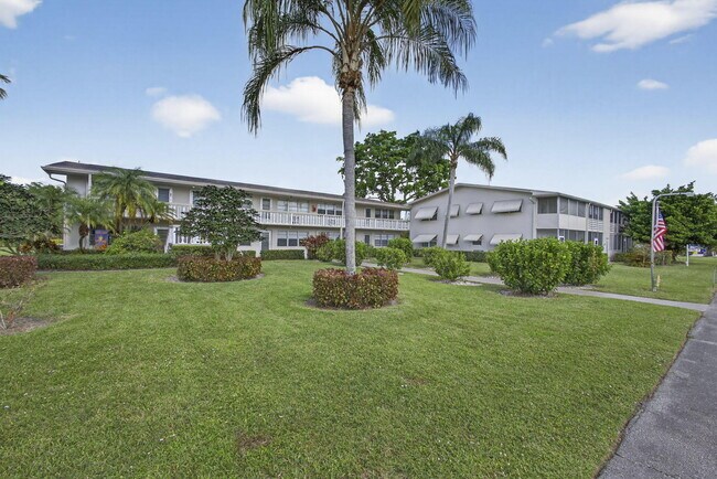 16 Sussex A in West Palm Beach, FL - Building Photo - Building Photo