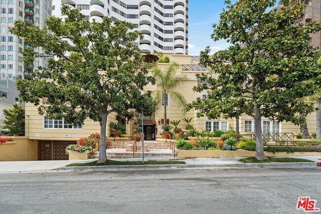 10555 Ashton Ave in Los Angeles, CA - Building Photo - Building Photo