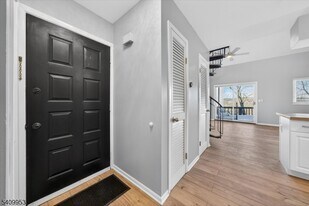 7 Arapahoe Dr in Vernon, NJ - Building Photo