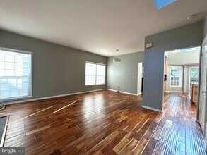 5556 Village Center Dr in Centreville, VA - Building Photo - Building Photo