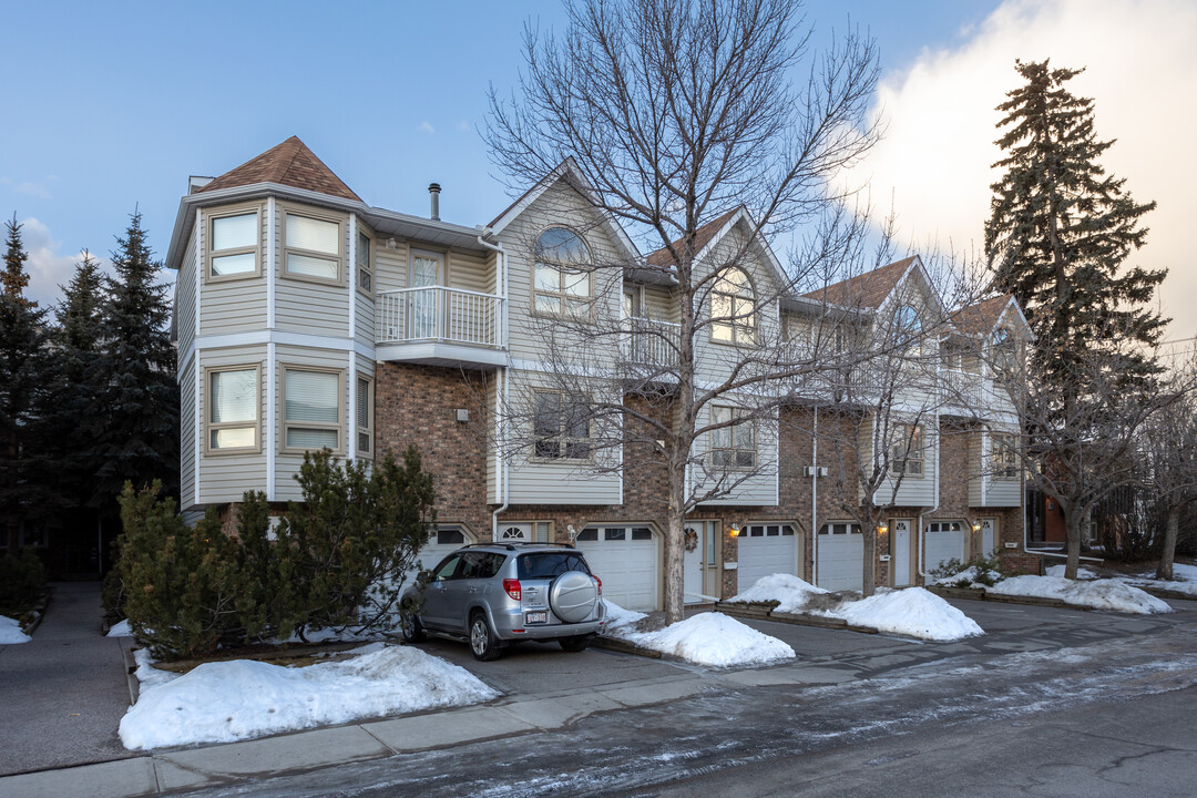 Tuxedo Court in Calgary, AB - Building Photo