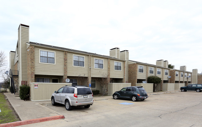 Cimarron Place in Dallas, TX - Building Photo - Building Photo