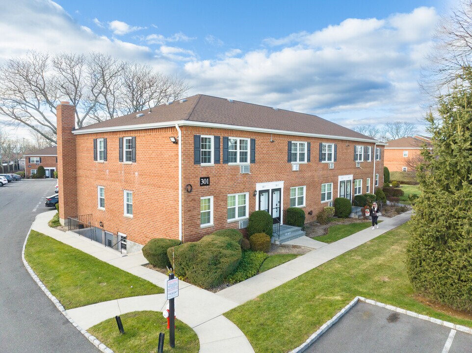 Crescent Woods in Bethpage, NY - Building Photo