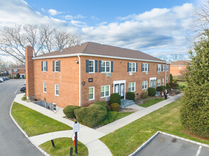 Crescent Woods in Bethpage, NY - Foto de edificio - Primary Photo