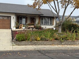 624 Clearview Way in Eagle Point, OR - Building Photo