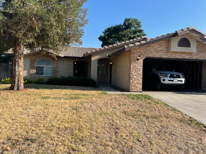 527 Grundy Ave in Shafter, CA - Building Photo