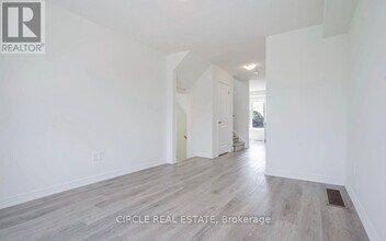 38 Reid Ave N in Hamilton, ON - Building Photo - Building Photo