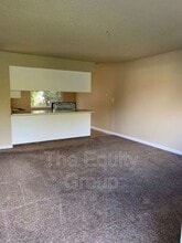 320 N E St in Exeter, CA - Foto de edificio - Building Photo