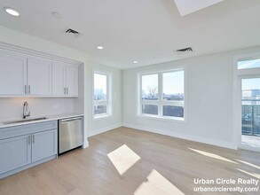 305 Border St, Unit 1 BED VERY CLEAN in Boston, MA - Building Photo - Building Photo