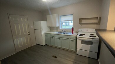 124 1/2 Maple St in Smithers, WV - Building Photo - Building Photo