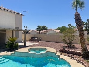 8040 Tailwind Ave in Las Vegas, NV - Foto de edificio - Building Photo
