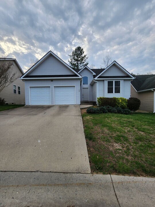 112 Woodcreek Cir in Swannanoa, NC - Building Photo