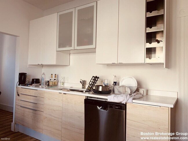 158 Boston St-Unit -Apt 2 in Boston, MA - Building Photo - Building Photo