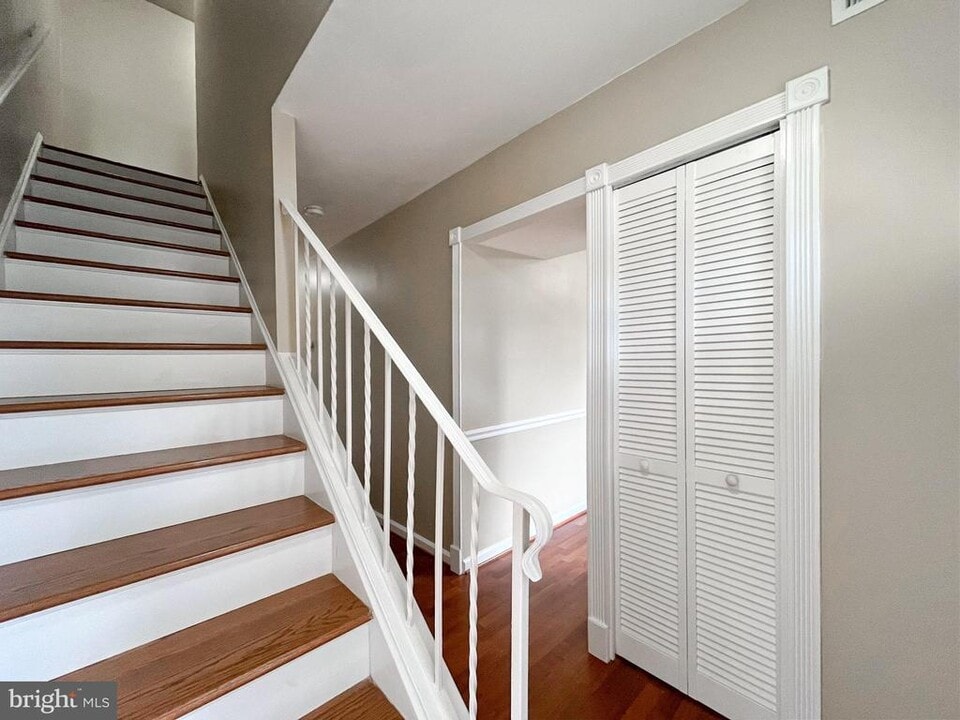 6069 Wycoff Square in Centreville, VA - Building Photo