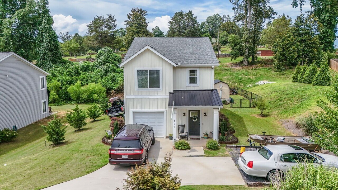106 W North 3rd St in Seneca, SC - Building Photo